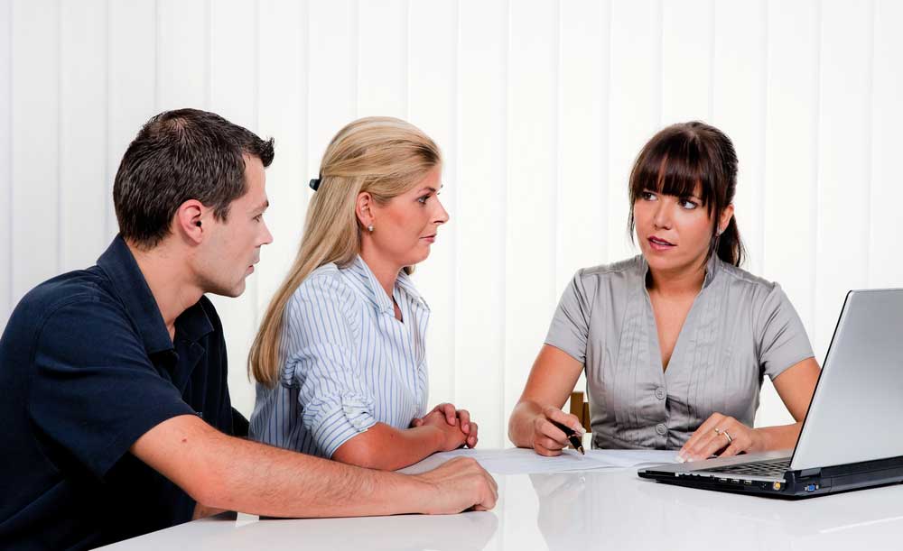 Couple being guided by a bankruptcy counselor
