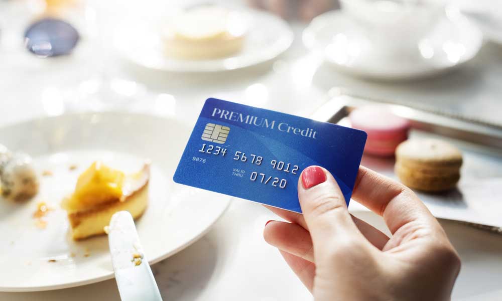 Making a restaurant payment with a blue credit card